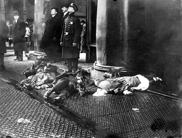 TriangleFire 25March1911 BodiesOnSidewalk